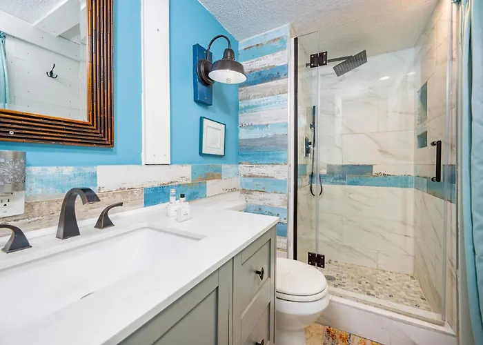 Apartment Surf & Racquet 202b