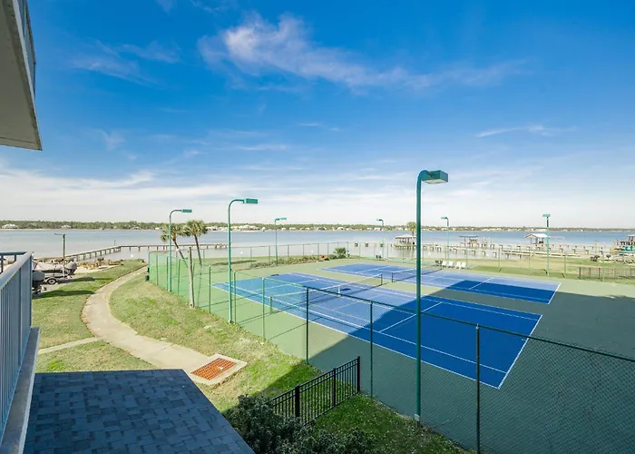 Apartment Surf & Racquet 202b